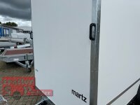 Aussteller / martz KARGO 300 C 1,3T Plywood Kofferanhänger  - gebremst mit Zurrleisten - Heckstützen - 100 KM/H