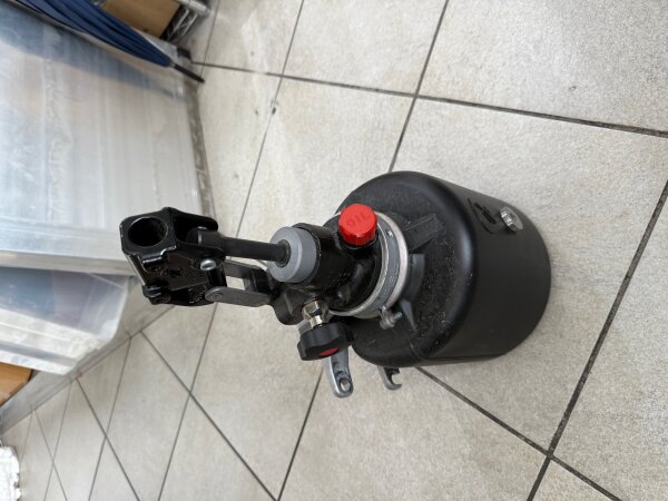 Chapel Hand Einfachhub Hydraulikpumpe / Druckpumpe 150 bar inkl. 4 Liter Tank Kunststoff - große 4 Loch Aufnahme
