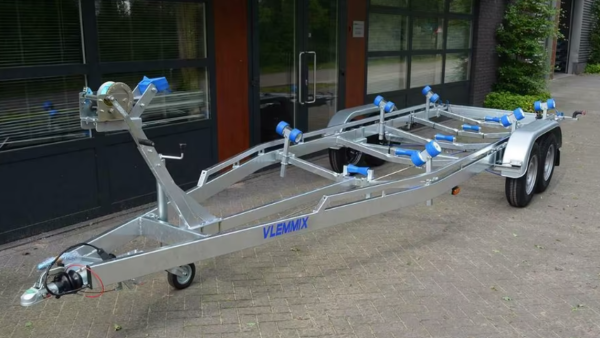 Aussteller / VLEMMIX F: Bootstrailer 2700 kg 2 x achse 1350 kg - 700x220