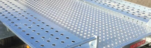geschlossen mit Aluminium Riffelblech
