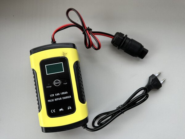mit 12V Ladegerät und Steckermontage