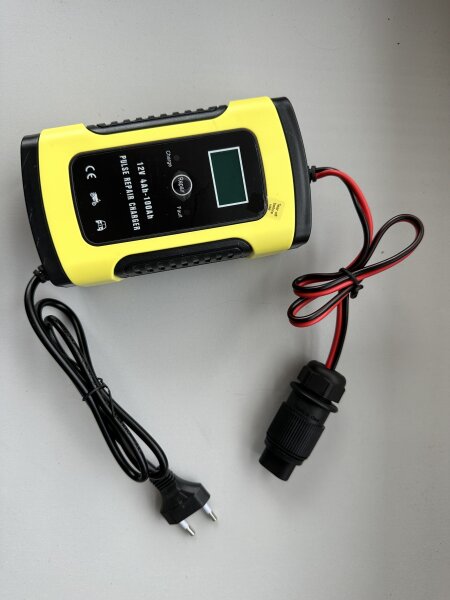 mit 12V Ladegerät und Steckermontage